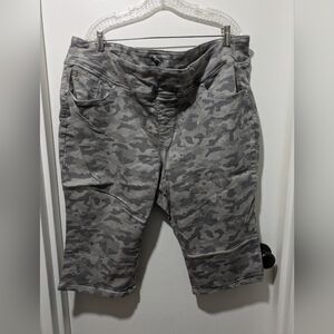 Belle by Kim Gravel Light Gray Camouflage Capri 26W